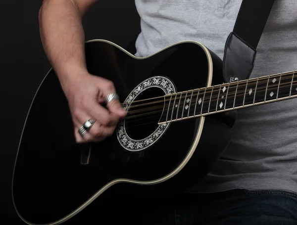 Een gitaar in live-action tijdens een concert — Stockfoto