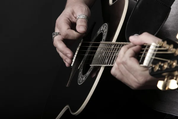 bir gitar bir konserde canlı eylem