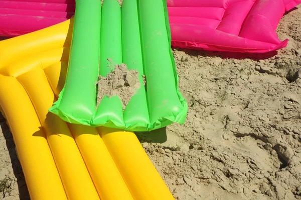 Lucht matras op het strand — Stockfoto