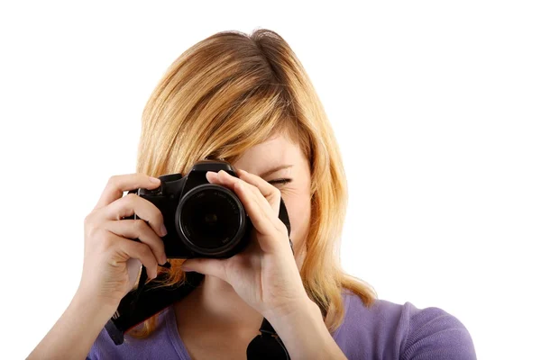 Молодая красивая женщина с камерой — стоковое фото