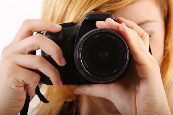 Giovane bella donna con una macchina fotografica — Foto Stock