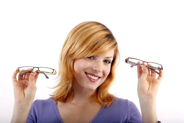 Ung vacker kvinna med två glasögon — Stockfoto