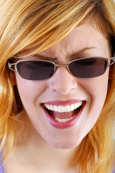 Jeune femme pleurant avec des lunettes de soleil — Photo