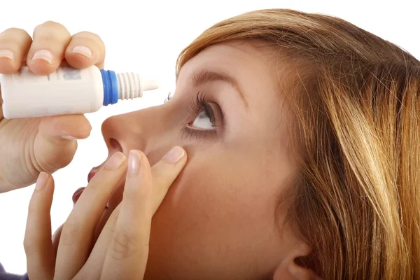 Mujer goteando ojo con ojos gotas — Foto de Stock