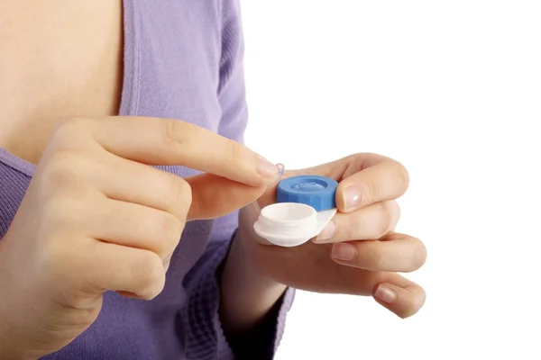 kontakt lensler bir kutu tutan kız