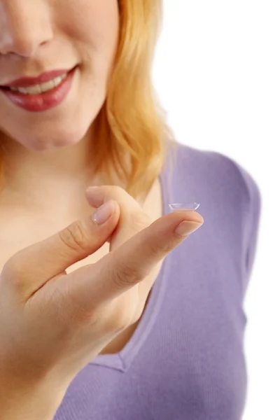 Meisje houdt de vinger op een contactlens — Stockfoto