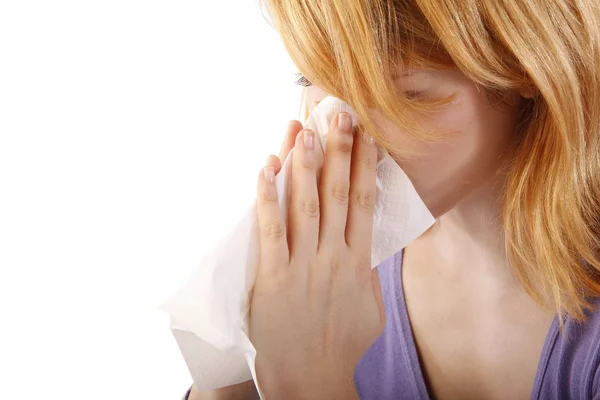 Mujer joven estornudando — Foto de Stock