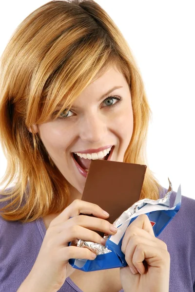 Blonde vrouw met een blok van chocolade. witte achtergrond — Stockfoto