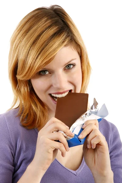 Mujer rubia con un bloque de chocolate. fondo blanco — Foto de Stock