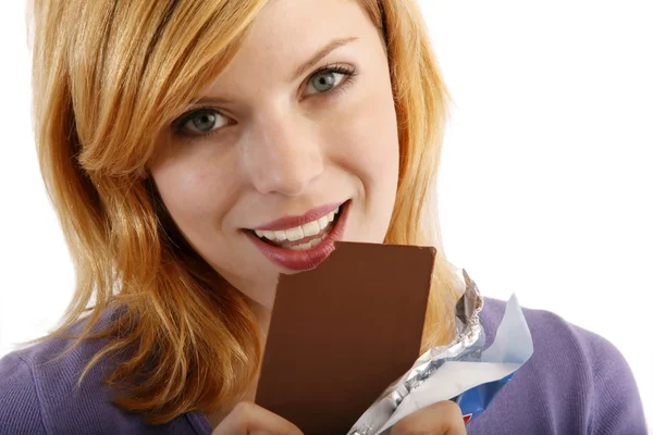 Mulher loira com um bloco de chocolate. fundo branco — Fotografia de Stock