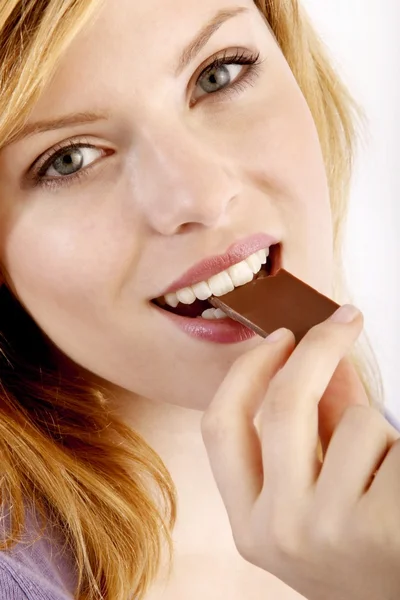 Jovem mulher bonita com uma barra de chocolate — Fotografia de Stock