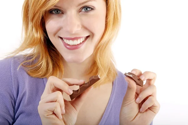 Joven hermosa mujer con una barra de chocolate — Foto de Stock