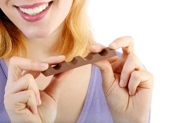 Jovem mulher bonita com uma barra de chocolate — Fotografia de Stock