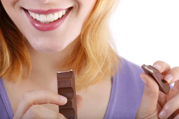 Jeune belle femme avec une barre de chocolat — Photo