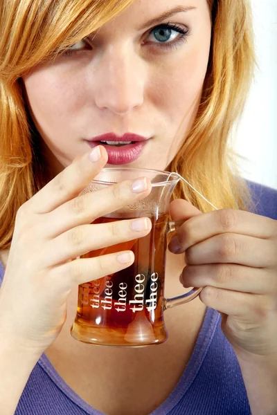 Hermosa mujer con taza de té — Foto de Stock