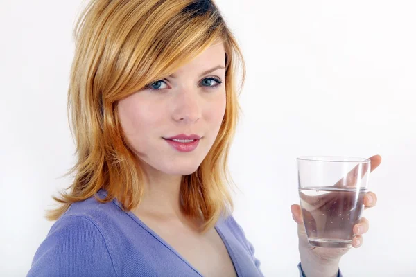 Jeune femme avec eau minérale — Photo