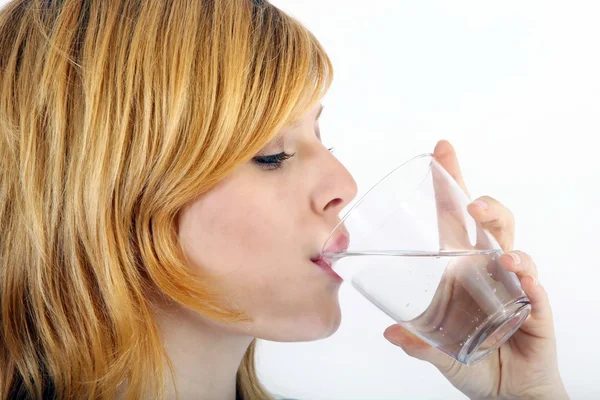 Mulher jovem com água mineral — Fotografia de Stock