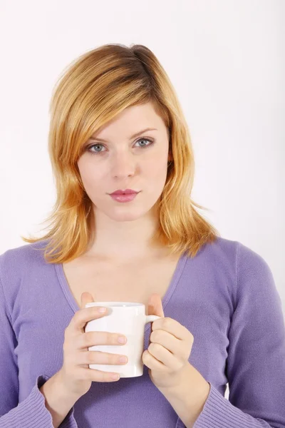 Chica bebiendo de una taza — Foto de Stock