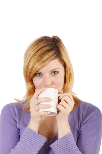 Flicka som dricker ur en kopp — Stockfoto
