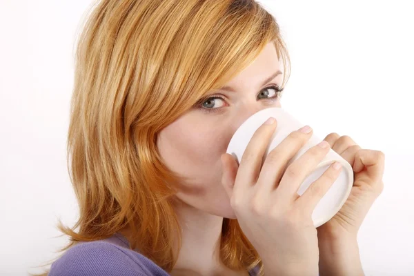Flicka som dricker ur en kopp — Stockfoto
