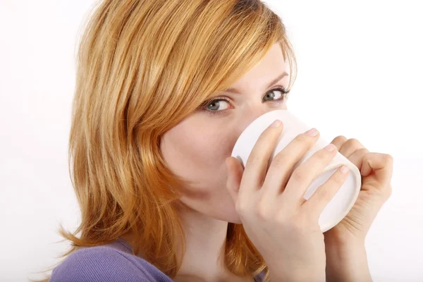 Fille boire à partir d'une tasse — Photo