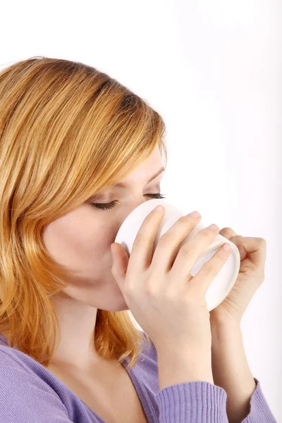 Ragazza che beve da una tazza — Foto Stock