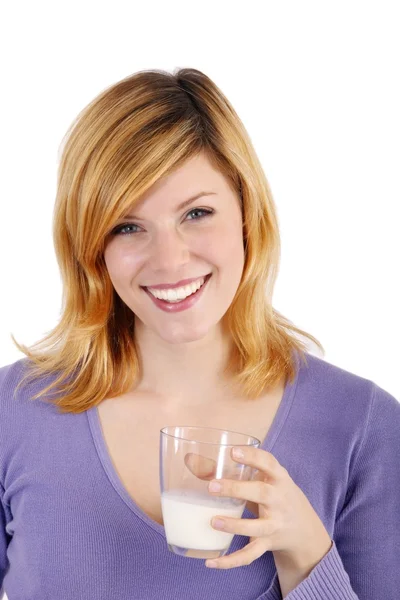 Belle femme blonde avec un verre de lait — Photo