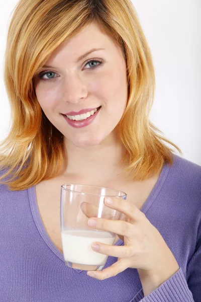 Hermosa mujer rubia con un vaso de leche — Foto de Stock