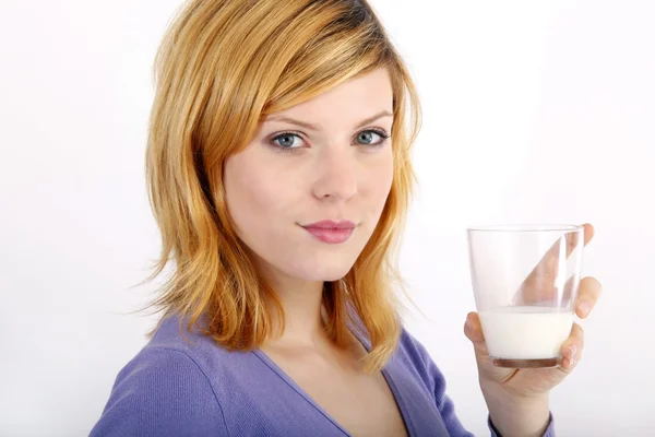 Hermosa mujer rubia con un vaso de leche — Foto de Stock