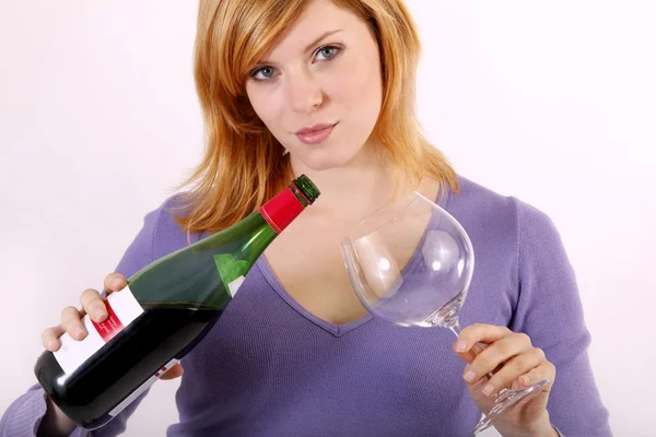Vrouw met een fles wijn en een wijnglas — Stockfoto