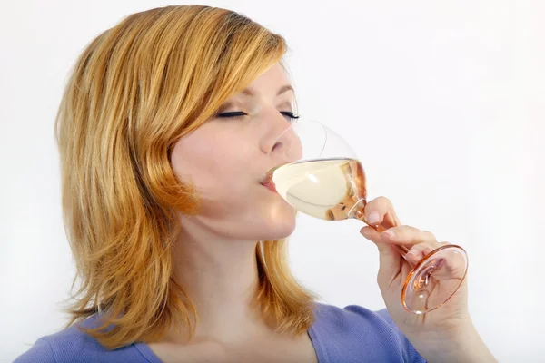 Flickan dricka ur ett glas vin — Stockfoto