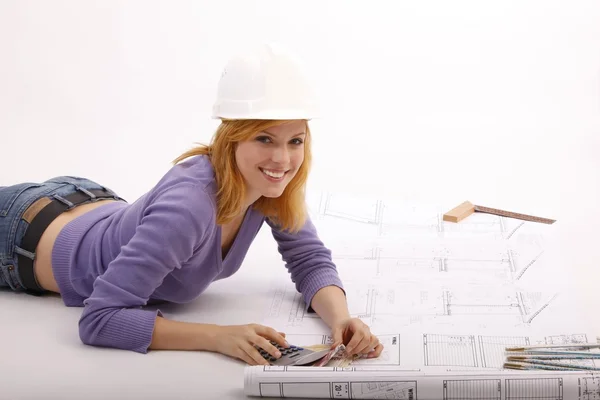 Mujer feliz con plano, casco, calculadoras, dinero —  Fotos de Stock