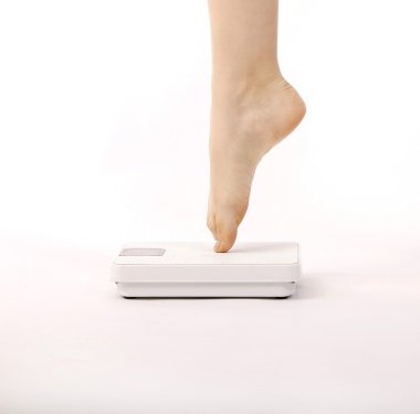 ağırlığı üzerinde duran. Beyaz arka plan üzerinde izole.