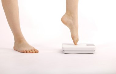 ağırlığı üzerinde duran. Beyaz arka plan üzerinde izole.