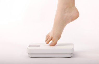 ağırlığı üzerinde duran. Beyaz arka plan üzerinde izole.