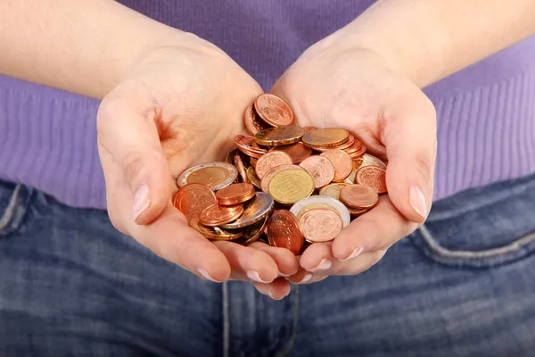 Gros plan des mains de la femme montrant des pièces de monnaie : fond blanc — Photo