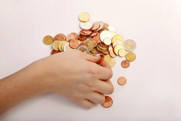 Händer med pengar mynt — Stockfoto