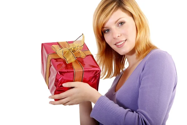 Mädchen mit einem Geschenk — Stockfoto