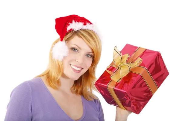 Jeune femme dans santa chapeau tenant boîte cadeau — Photo
