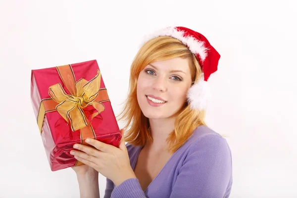 Giovane donna in cappello Babbo Natale contenente scatola regalo — Foto Stock