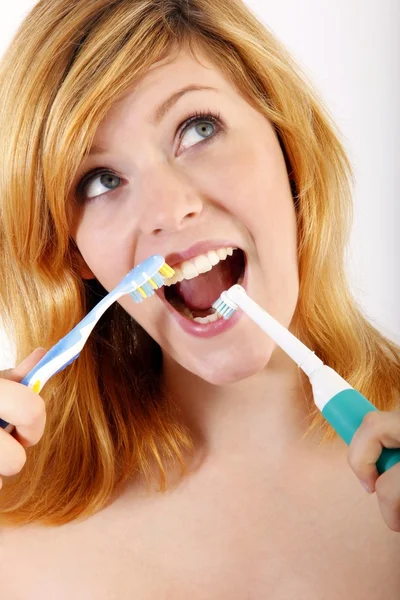 Jeune femme brossant les dents — Photo