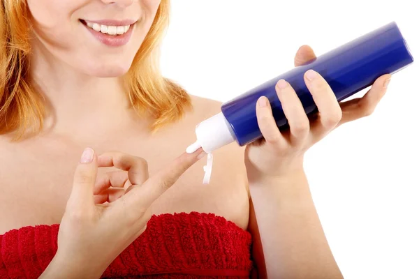 Mulher bonita aplicando creme cosmético — Fotografia de Stock