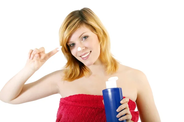 Beautiful woman applying cosmetic cream on face — Stock Photo, Image