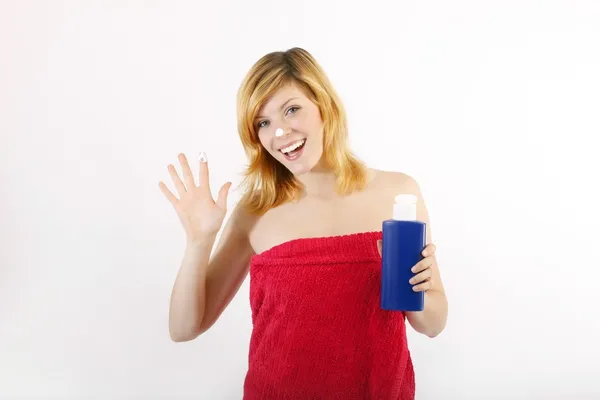 Mulher bonita aplicando creme cosmético no rosto — Fotografia de Stock