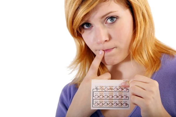 Mujer con píldora anti bebé (fondo blanco ) — Foto de Stock