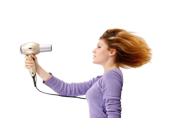 Mujer joven belleza con secador de pelo — Foto de Stock