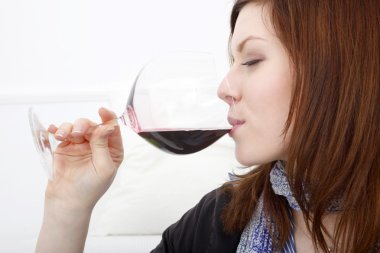 Şarap içen kadın