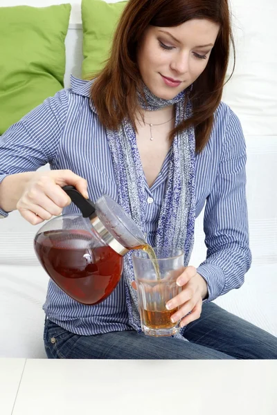 Young woman and tea — Stock Photo, Image