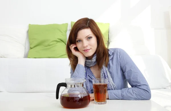 Young woman and tea — Stock Photo, Image