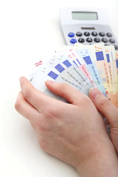 Handen met geld en rekenmachine — Stockfoto